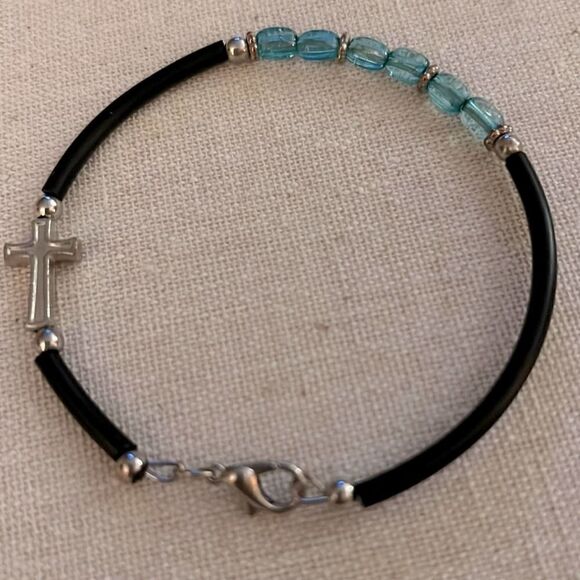 Silver cross and pale blue beaded bracelet w rubber cord and silver beads - Picture 1 of 5
